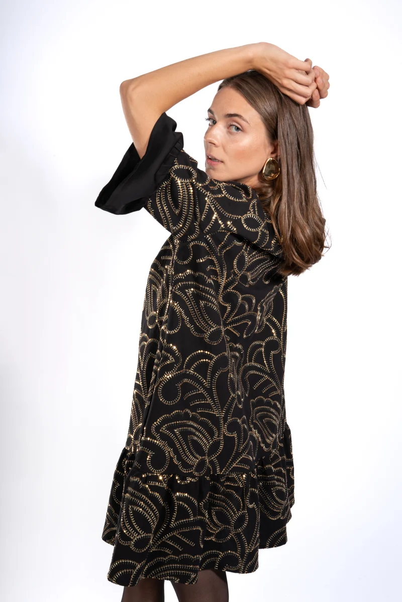 Kurzes schwingendes Kleid aus bestickter Baumwolle mit Goldknöpfen