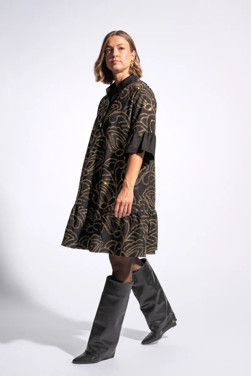Kurzes schwingendes Kleid aus bestickter Baumwolle mit Goldknöpfen