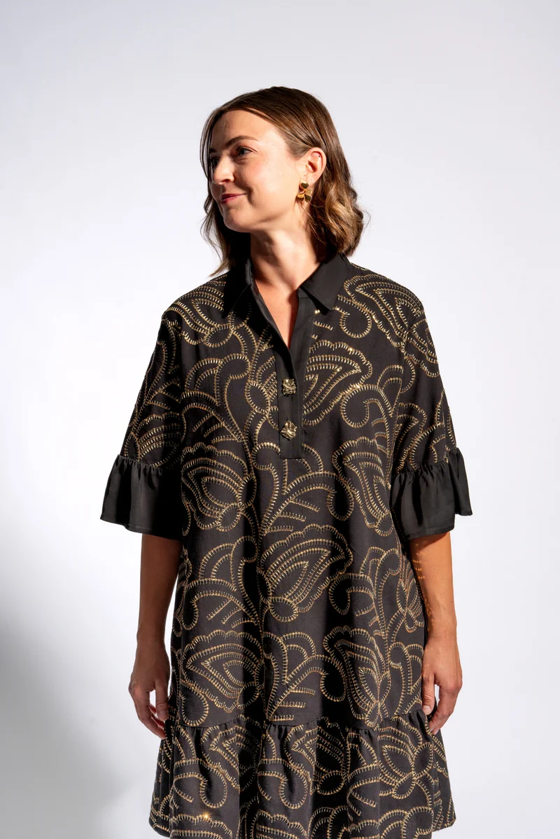 Kurzes schwingendes Kleid aus bestickter Baumwolle mit Goldknöpfen
