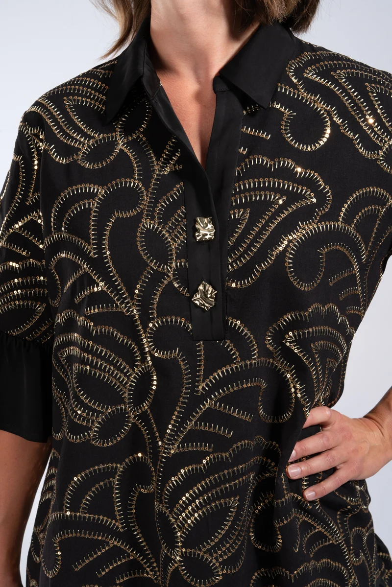 Kurzes schwingendes Kleid aus bestickter Baumwolle mit Goldknöpfen