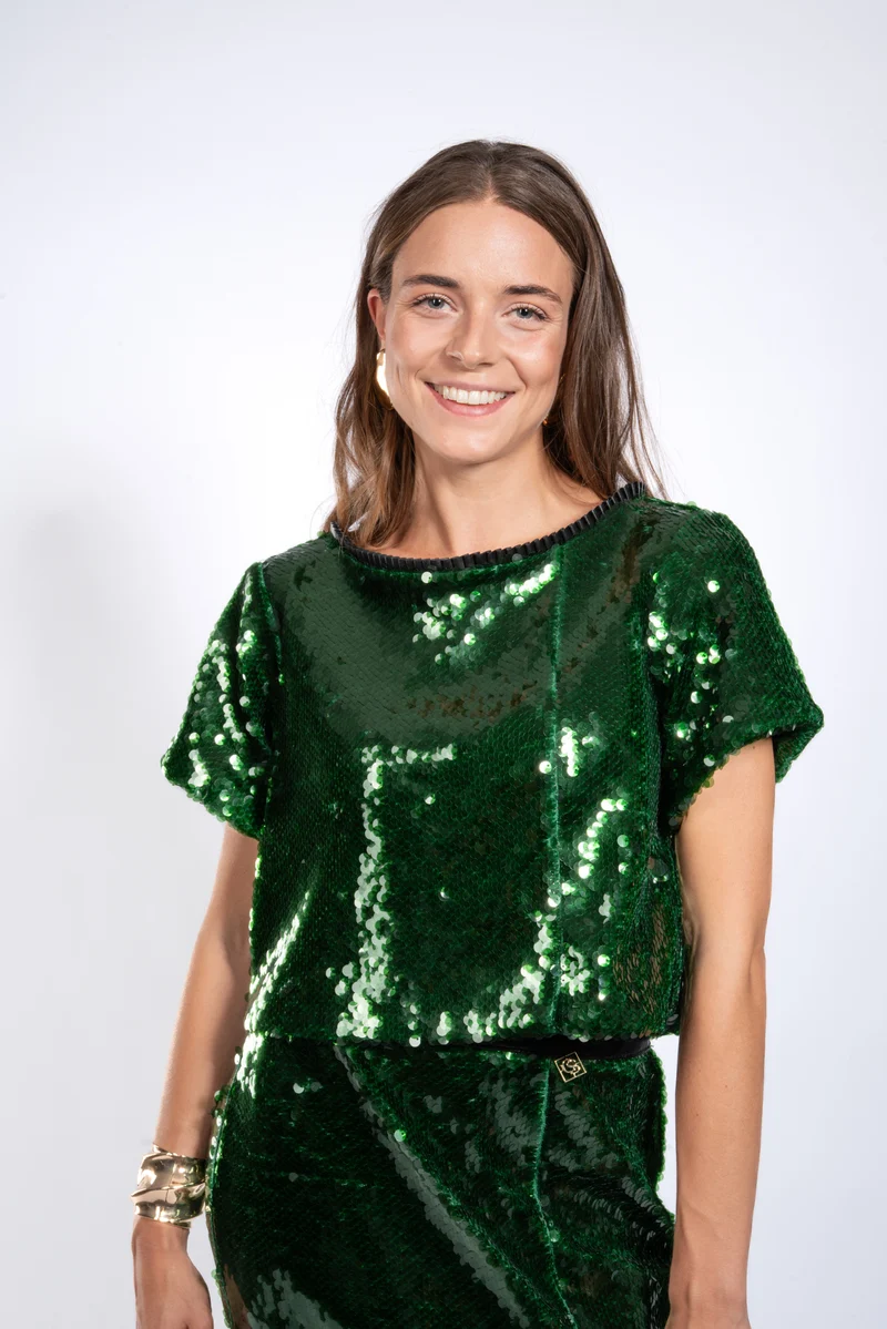 Pailletten Shirt gepatcht mit veganen Lederfalten