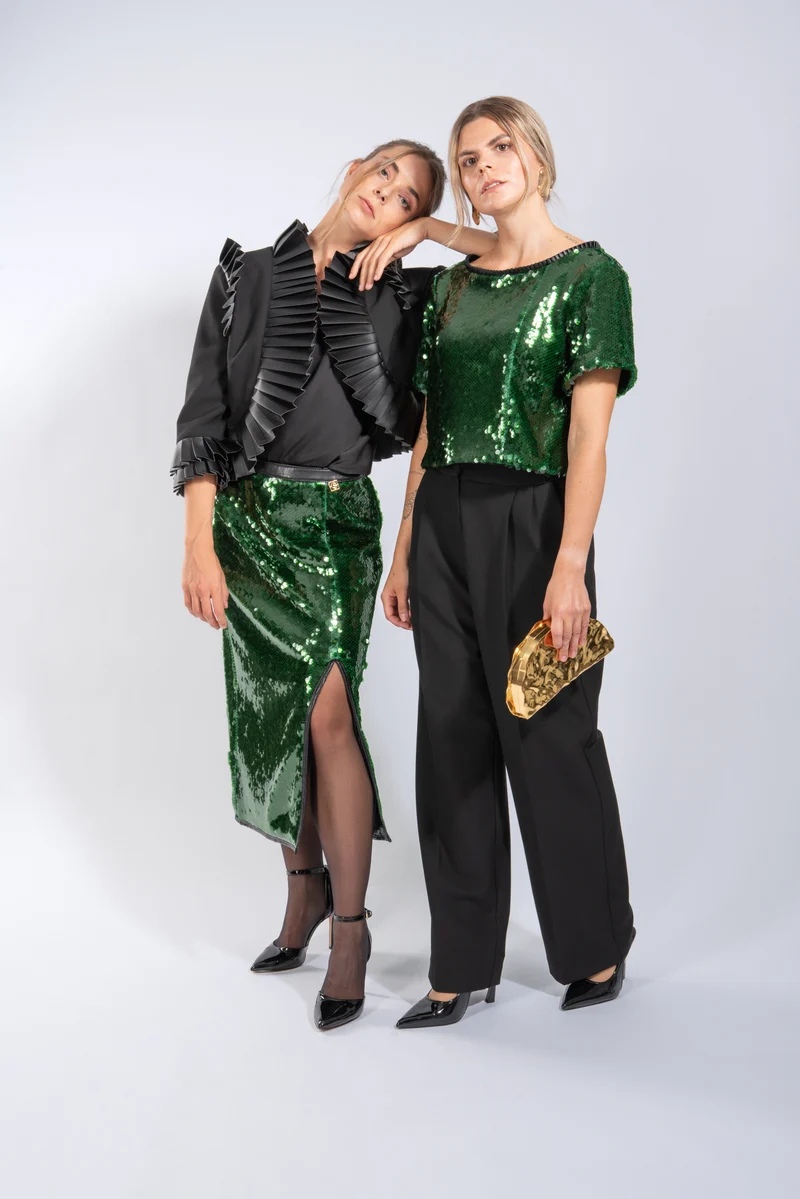 Pailletten Shirt gepatcht mit veganen Lederfalten