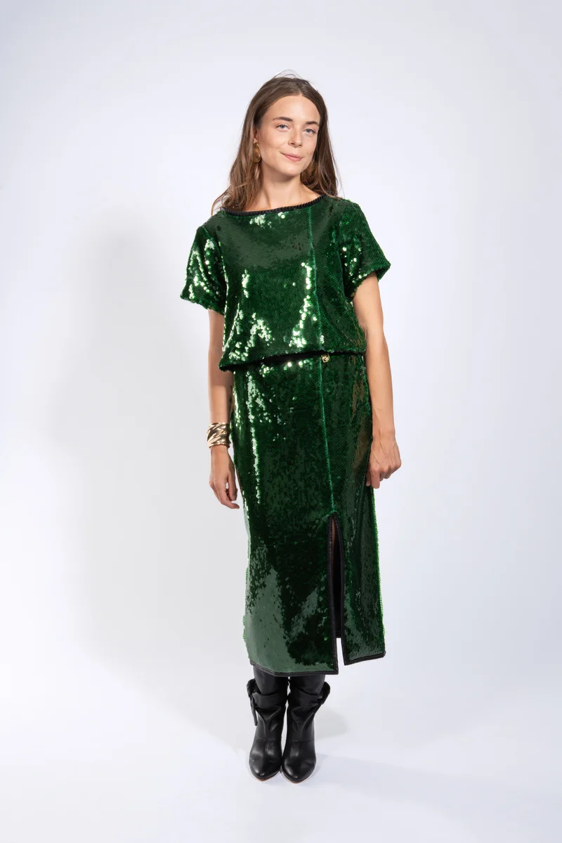 Pailletten Shirt gepatcht mit veganen Lederfalten