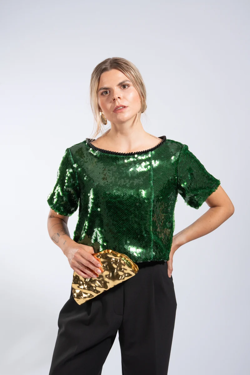 Pailletten Shirt gepatcht mit veganen Lederfalten