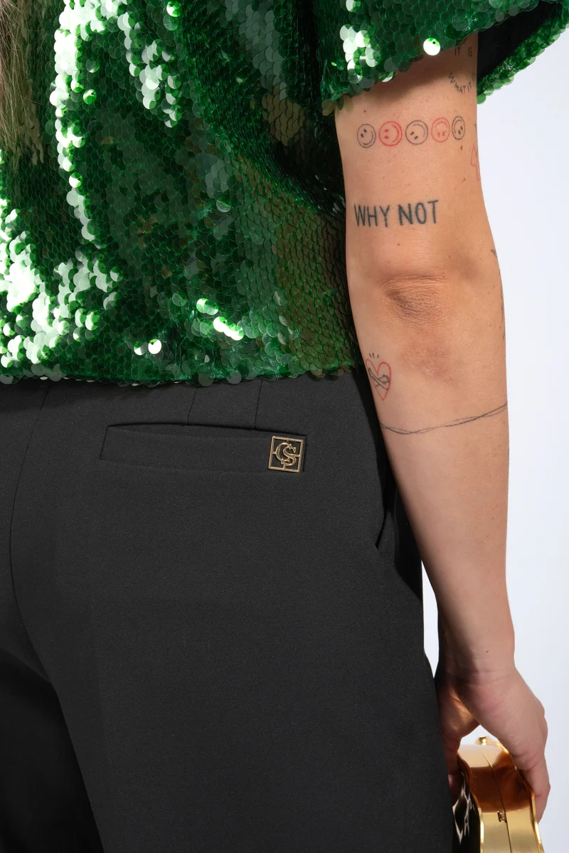 Pailletten Shirt gepatcht mit veganen Lederfalten