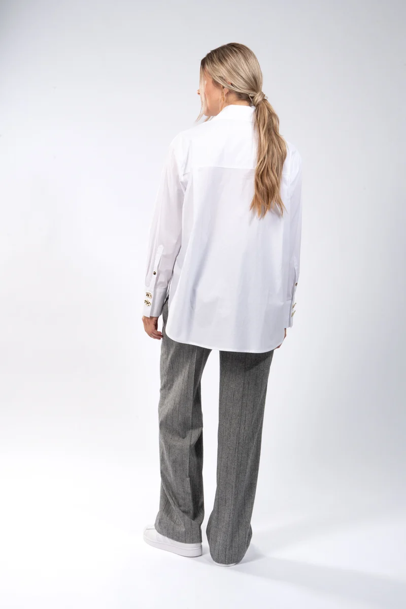 Oversized Hemdbluse aus Popelin - mit Brosche zum Knoten