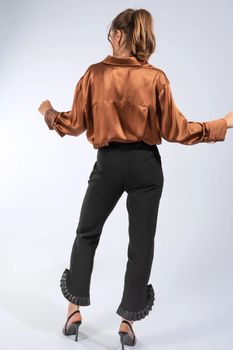 Oversized Hemdbluse aus Seide - mit Brosche zum Knoten
