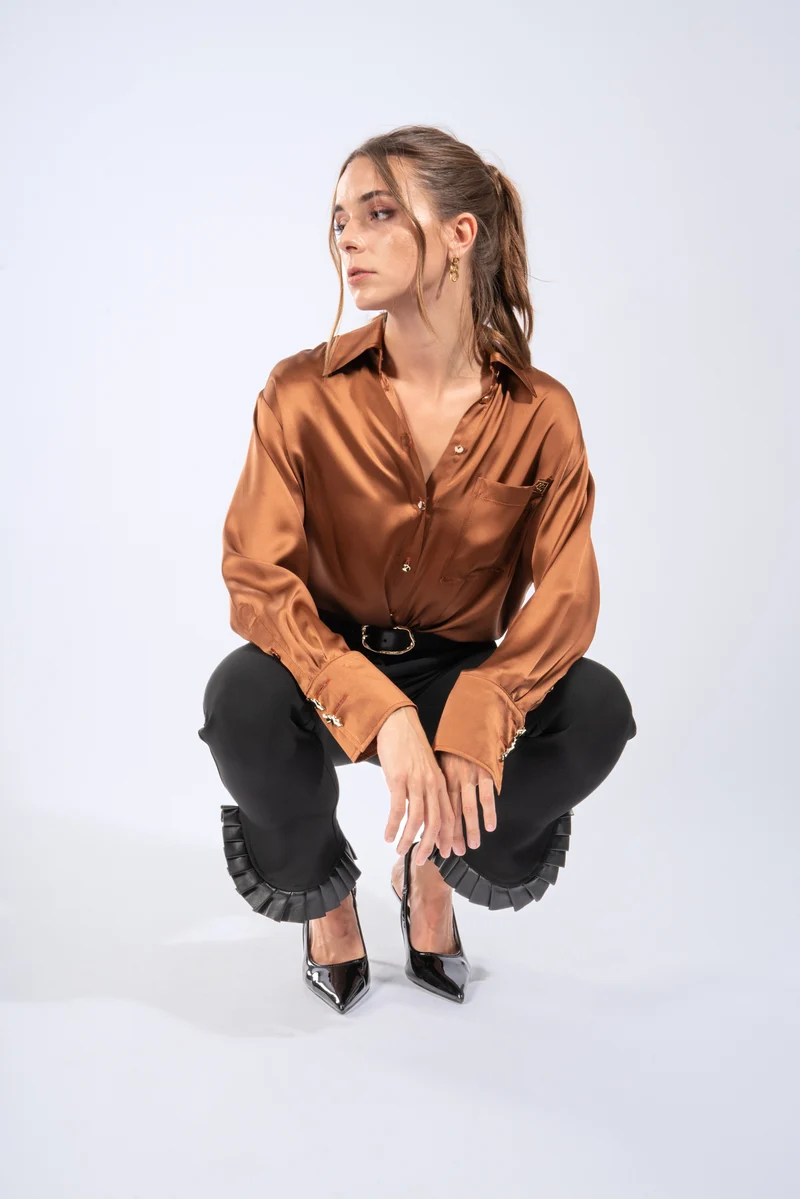 Oversized Hemdbluse aus Seide - mit Brosche zum Knoten