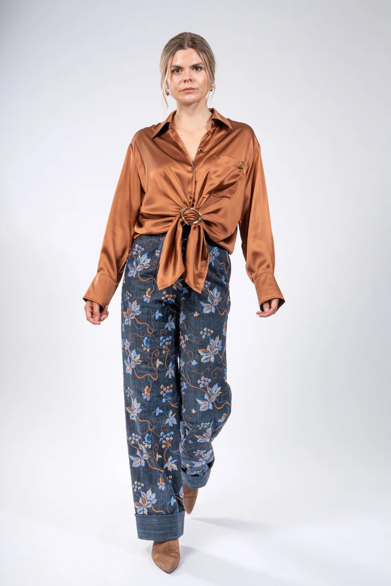 Oversized Hemdbluse aus Seide - mit Brosche zum Knoten