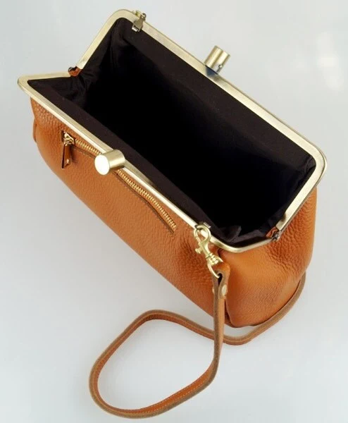 Braune Schulter-Clutch Tasche mit Schnappverschluss – Personalisierbare Handtasche "Dakota"