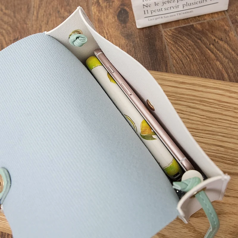 MODERNE Handtasche aus veganem Leder mit Schultergurt