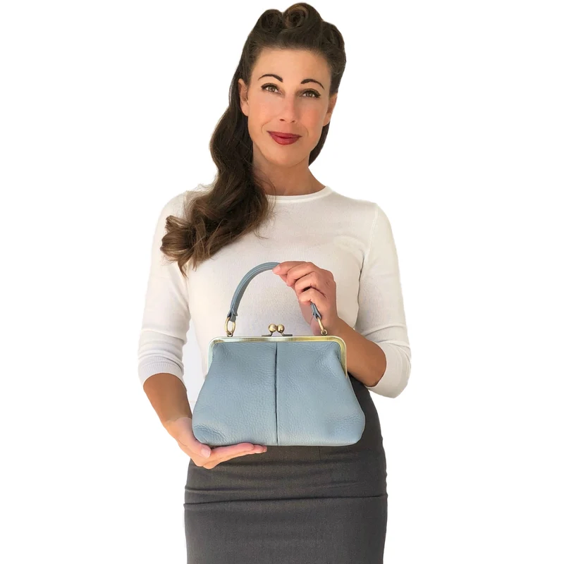 Kleine Damen Ledertasche "Kleine Olive" - Hellblau | Umhängetasche | Bügeltasche | Retro