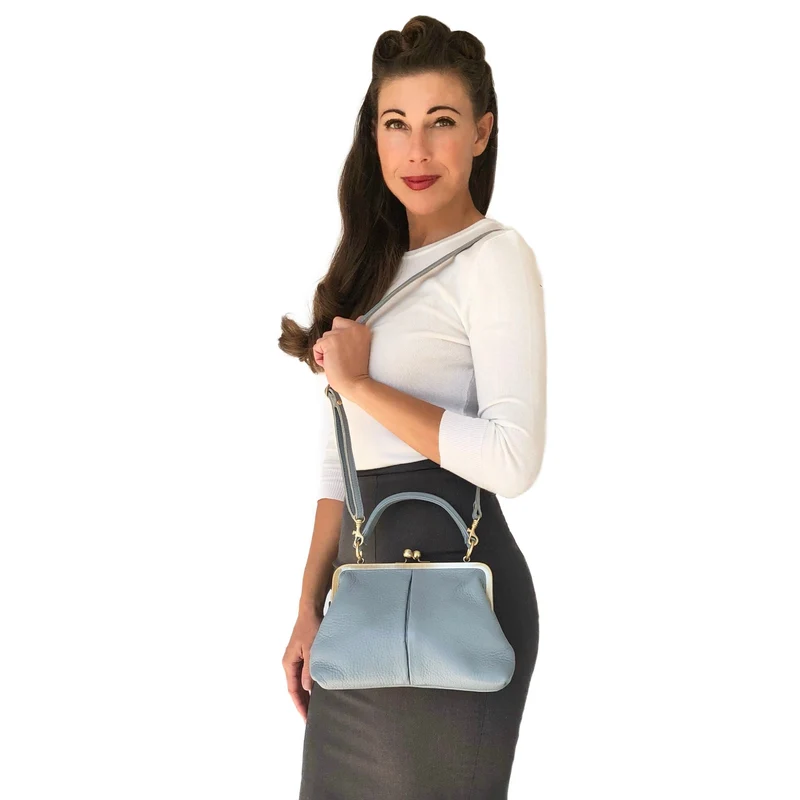 Kleine Damen Ledertasche "Kleine Olive" - Hellblau | Umhängetasche | Bügeltasche | Retro