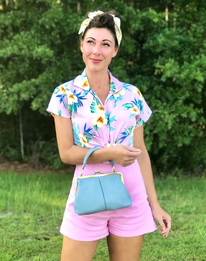 Kleine Damen Ledertasche "Kleine Olive" - Hellblau | Umhängetasche | Bügeltasche | Retro