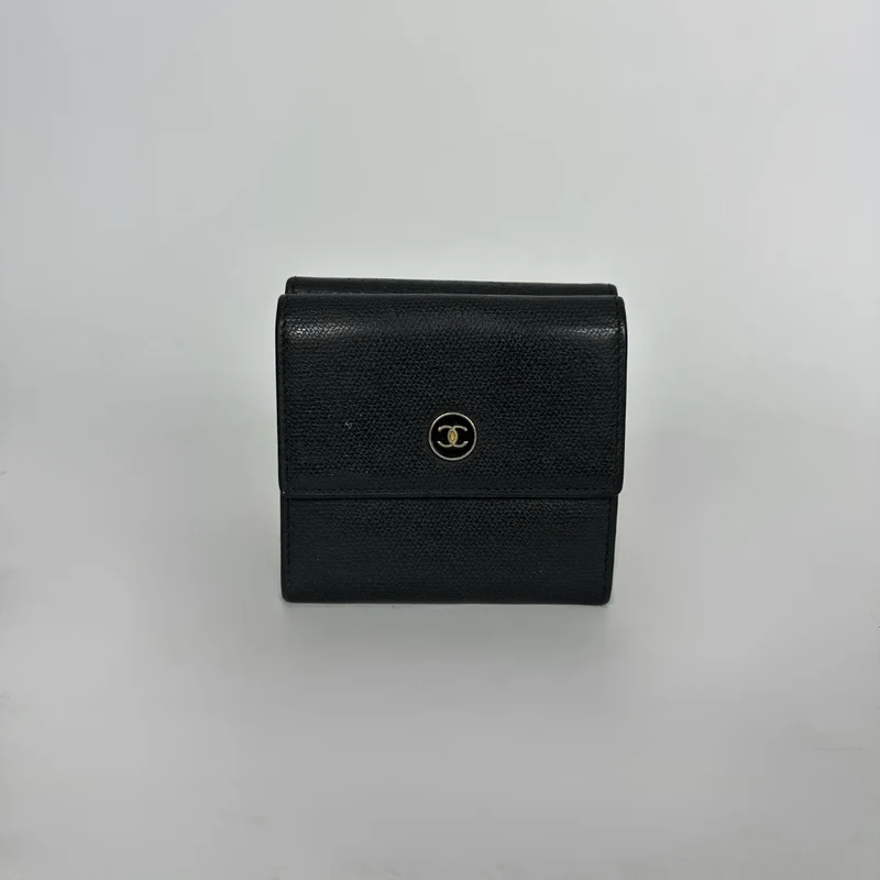 Chanel Kompakte Geldbörse aus schwarzem Caviar-Leder mit CC-Knopfverschluss und Überschlag