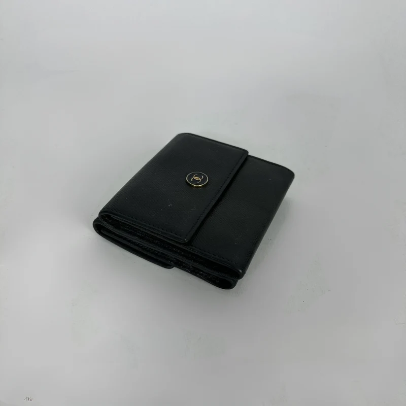 Chanel Kompakte Geldbörse aus schwarzem Caviar-Leder mit CC-Knopfverschluss und Überschlag