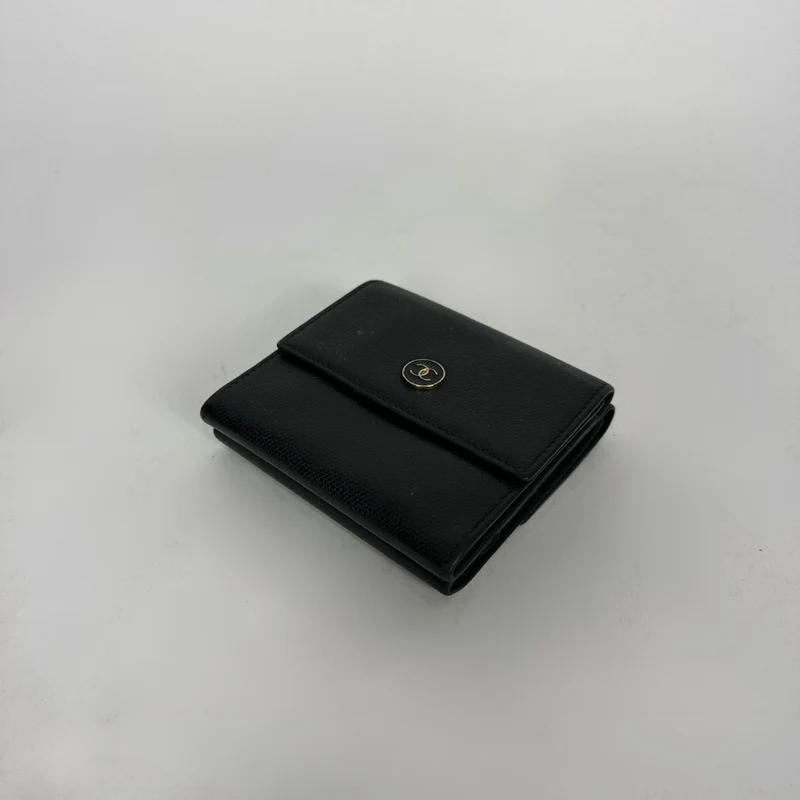 Chanel Kompakte Geldbörse aus schwarzem Caviar-Leder mit CC-Knopfverschluss und Überschlag