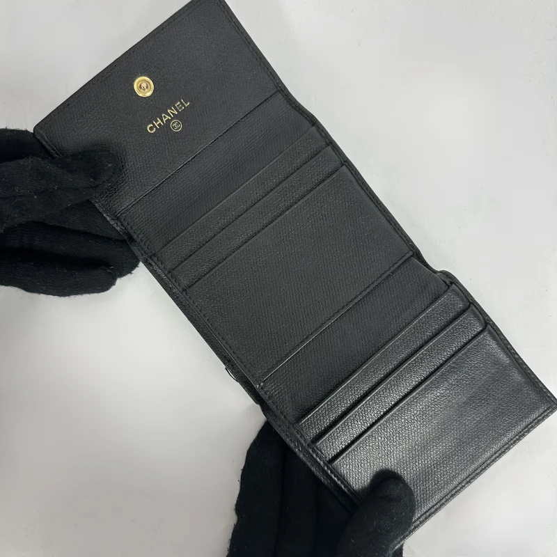 Chanel Kompakte Geldbörse aus schwarzem Caviar-Leder mit CC-Knopfverschluss und Überschlag