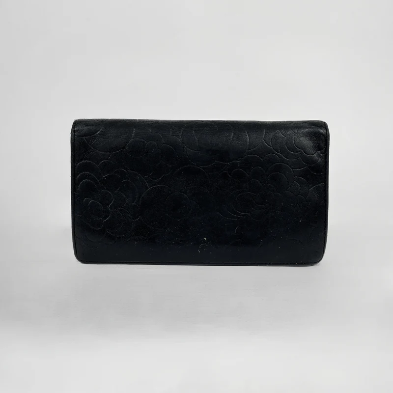 Chanel Langes Doppelportemonnaie aus schwarzem Lammleder mit Kamelienprägung