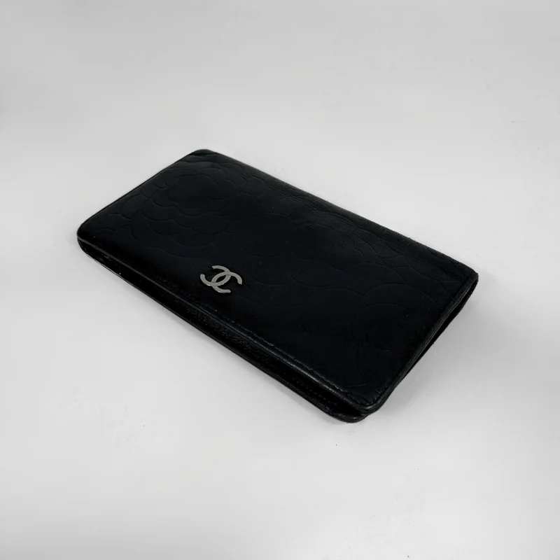 Chanel Langes Doppelportemonnaie aus schwarzem Lammleder mit Kamelienprägung