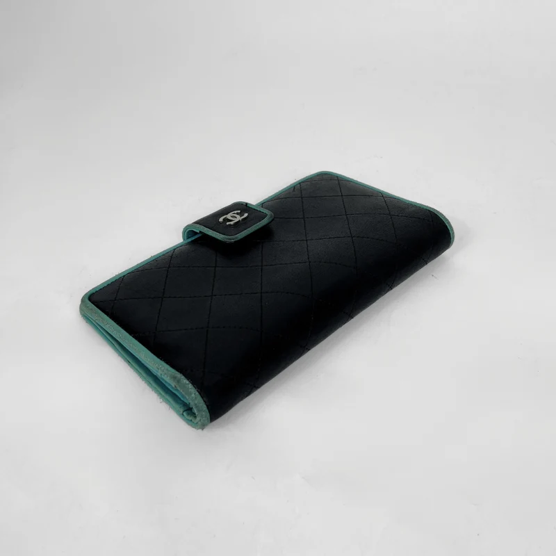 Chanel Gesteppte Yen-Geldbörse aus Lammleder, schwarz mit türkisfarbenem Innenfutter