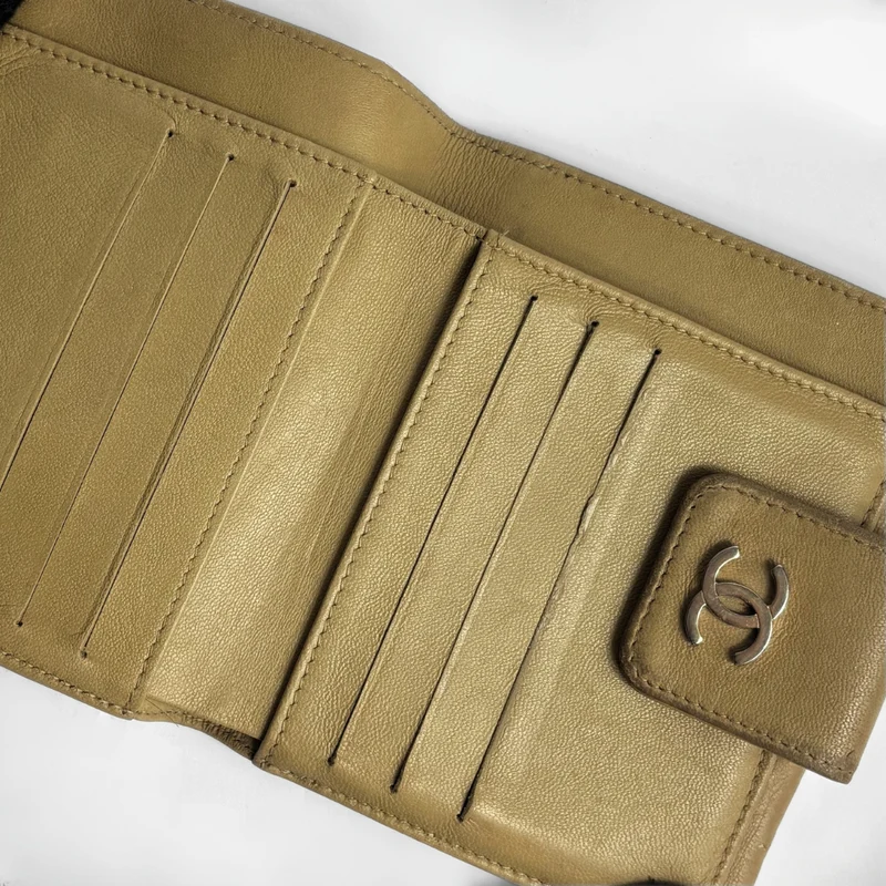 Chanel Kompaktes Portemonnaie mit ineinandergreifendem CC-Logo und wertvollen Symbolen