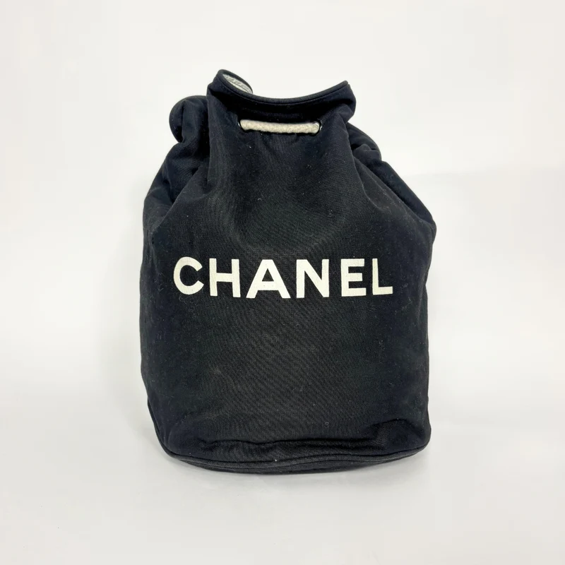 Chanel Schwarz Bucket Bag