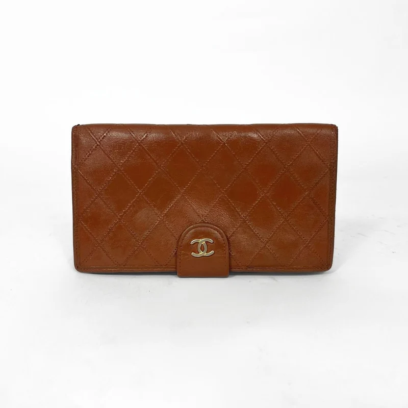 Chanel Gesteppte, zweifach faltbare lange Geldbörse aus Lammleder