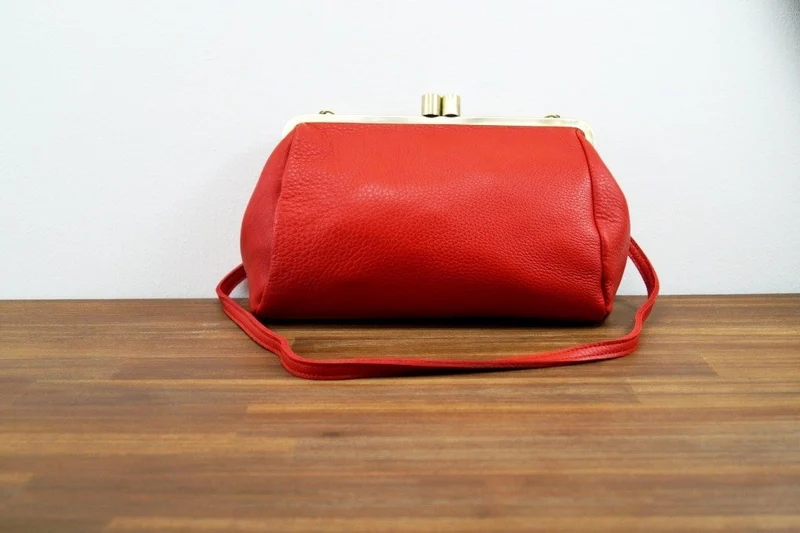 Vintage Leder Handtasche, Vintage Clutch "Dakota" in rot, Ledertasche, Leder Schultertasche, Leder Tasche mit Klippverschluss