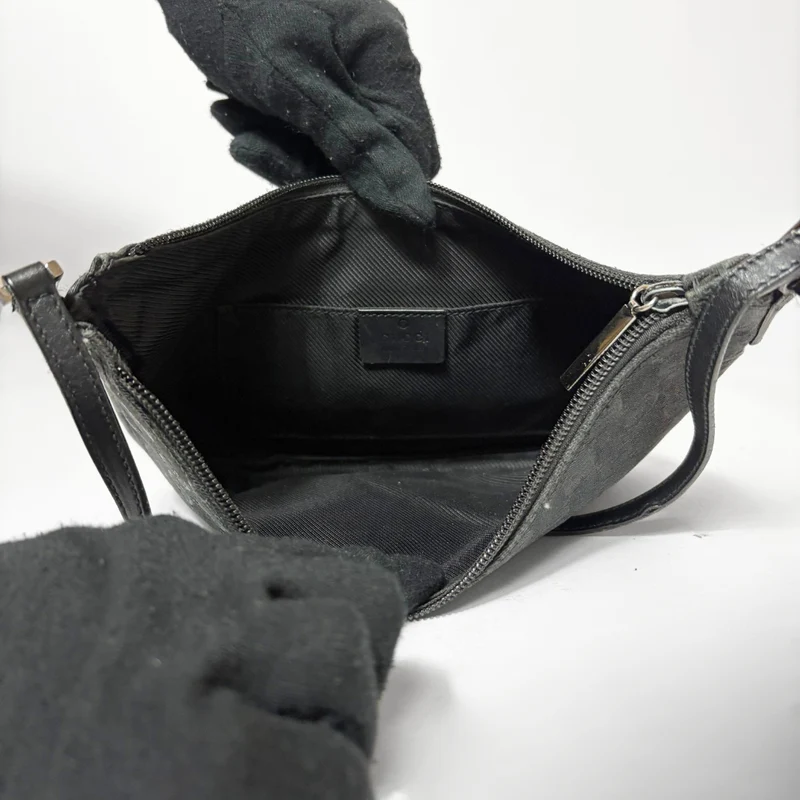 Gucci Schultertasche aus schwarzem Canvas