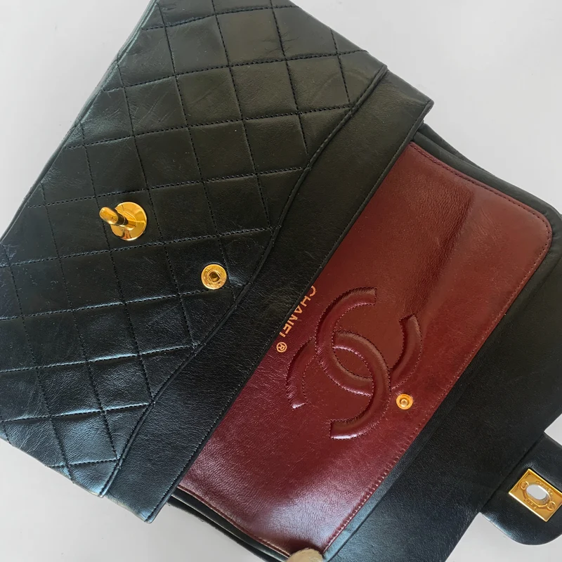 Chanel Classic Flap Bag Mittleres Lammleder
