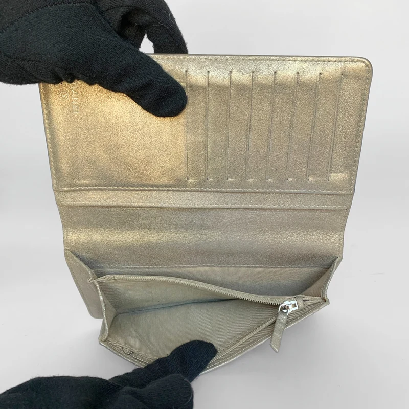 Chanel Langes Portemonnaie aus gestepptem, metallisch schimmerndem Lammleder mit Kristall-CC-Verzierung
