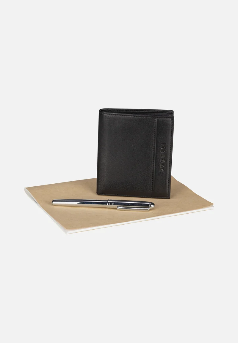Nome Vertical with Flap I Schwarz - Portemonnaie
