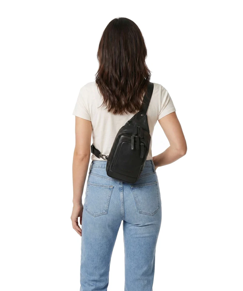 The Chesterfield Brand Wax Pull Up Cow Riga Slingbag black