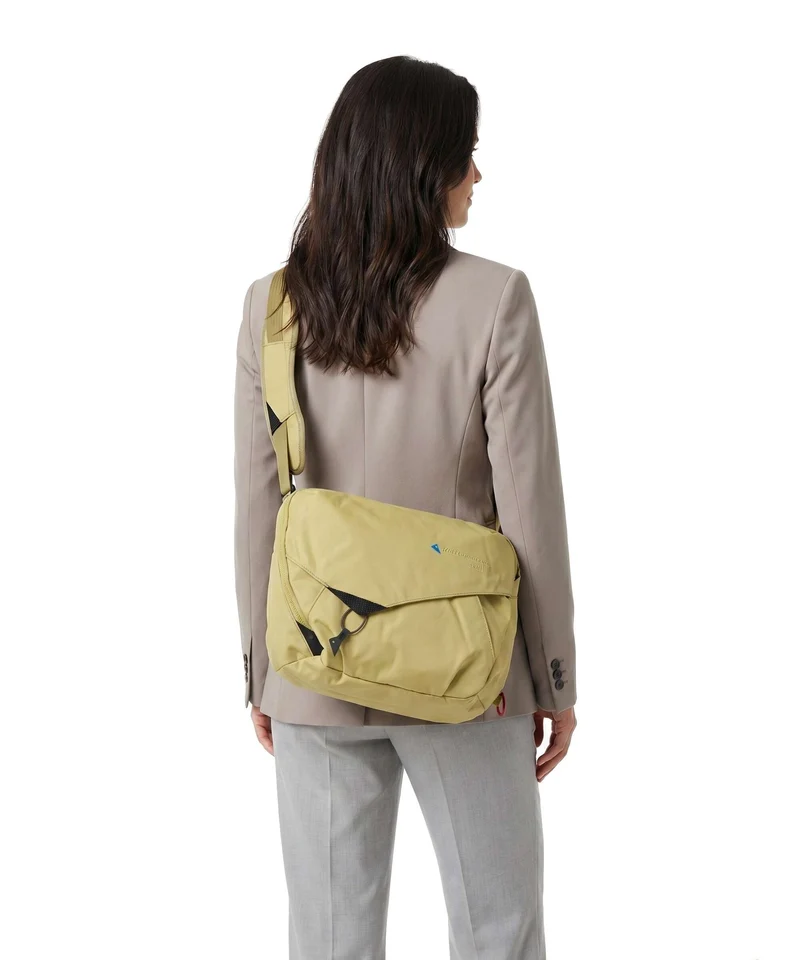 Klättermusen Gaut Kuriertasche dark straw