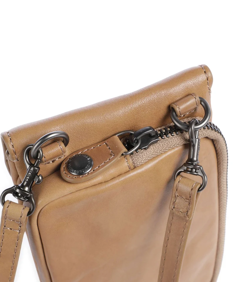 Aunts & Uncles Grandma's Luxury Club Mrs. Lemon Twist Handytasche iced coffee