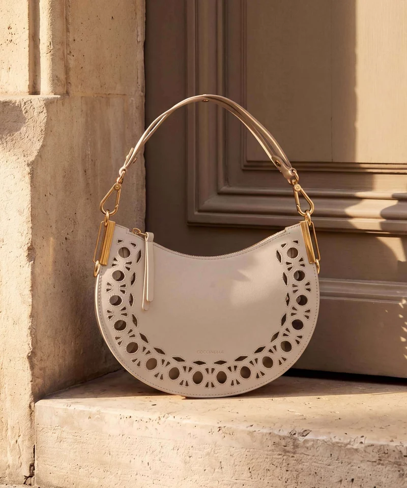Coccinelle Sunup Monogram Sangallo Schultertasche sandshell