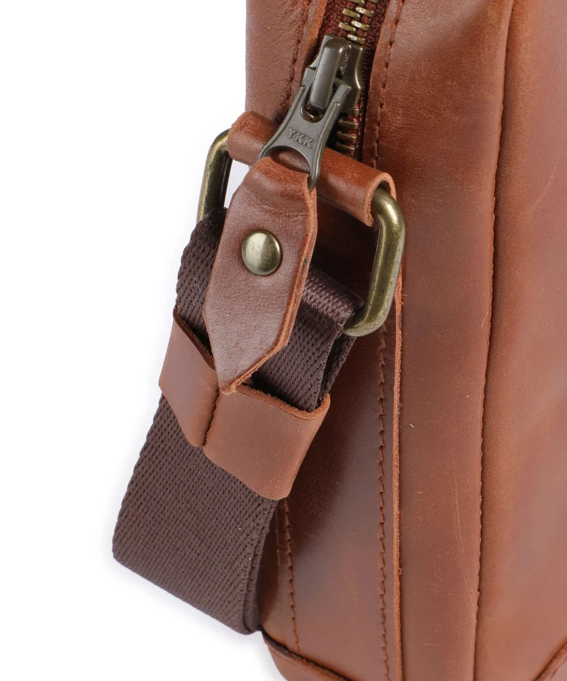Buckle & Seam Crazy Horse Runner Umhängetasche cognac
