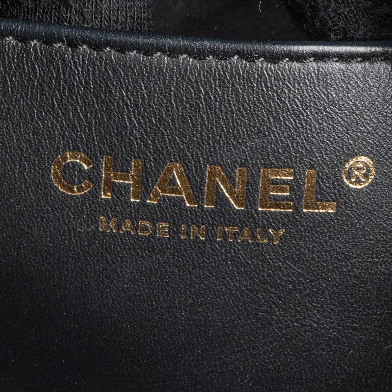Chanel 25 Quilted Caviar Leather CC Drawstring Shoulder Bag Medium