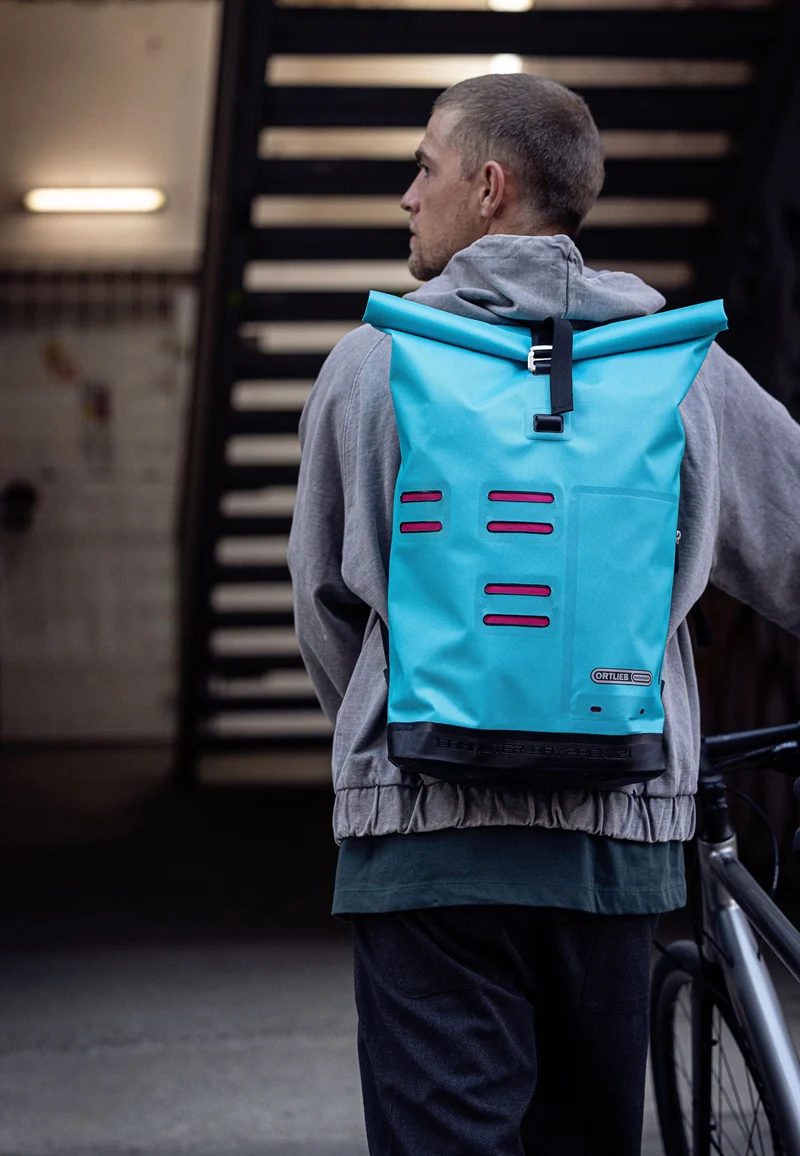 Commuter Daypack Cyber 21L Cyber Blue/Pink - Rolltop Rucksack