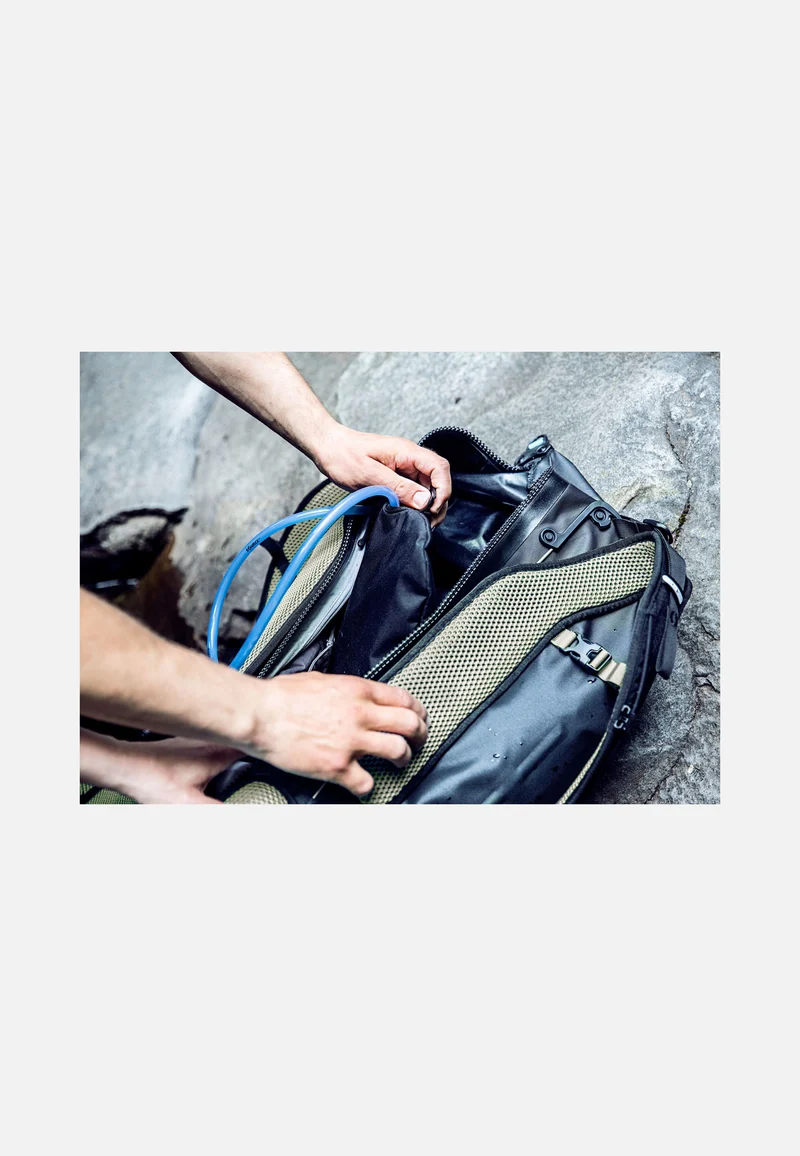Atrack 35L Schwarz - Reiserucksack