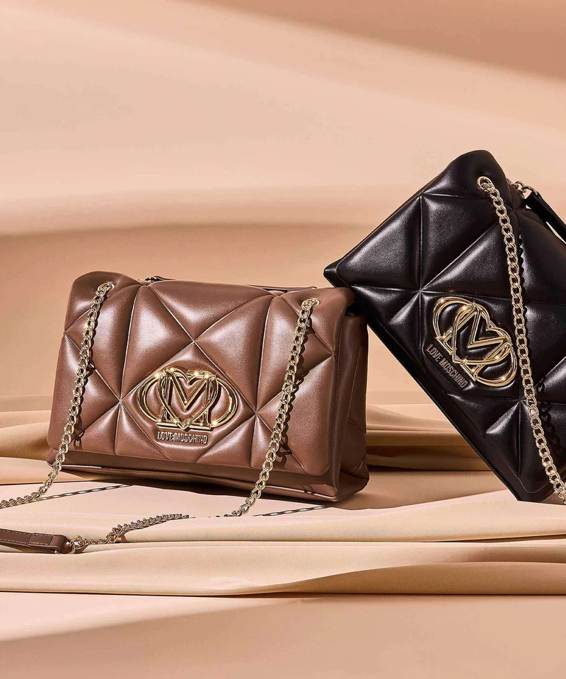 Love Moschino Embossed Q Schultertasche black