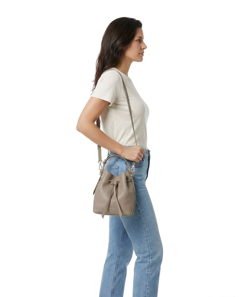 Coccinelle Malory Bucket Handtasche warm taupe
