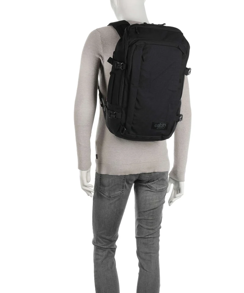 Cabin Zero ADV 32 Reiserucksack sunny day