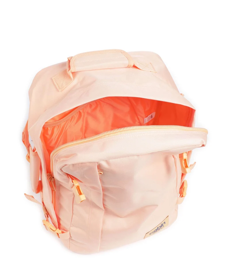Cabin Zero Classic 36 Reiserucksack sunny day
